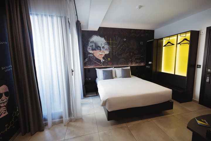 So City Hotel