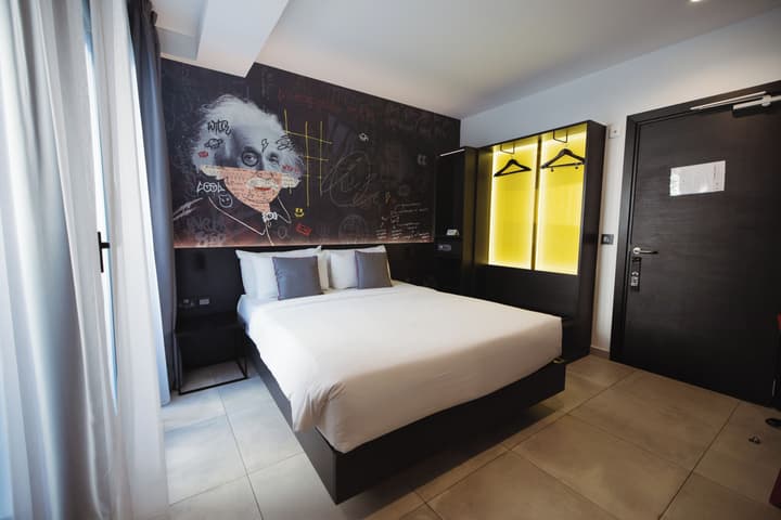 So City Hotel