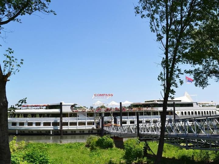 Compass River City Hotel