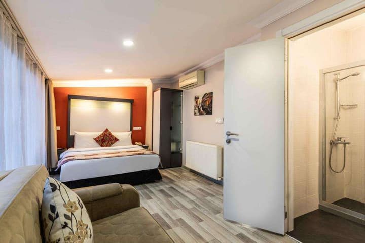 THE LEGEND PLATINE SUITE