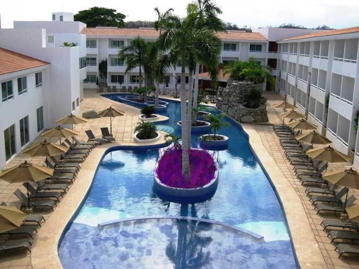 LA ISLA HUATULCO & BEACH CLUB