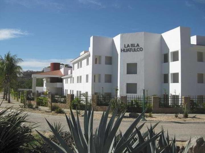 LA ISLA HUATULCO & BEACH CLUB