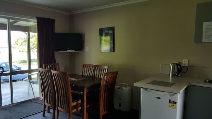 HIGH COUNTRY MOTEL AND BACKPACKERS