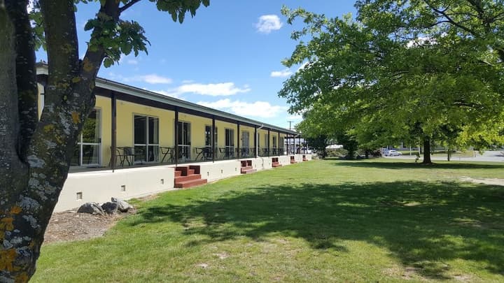 HIGH COUNTRY MOTEL AND BACKPACKERS