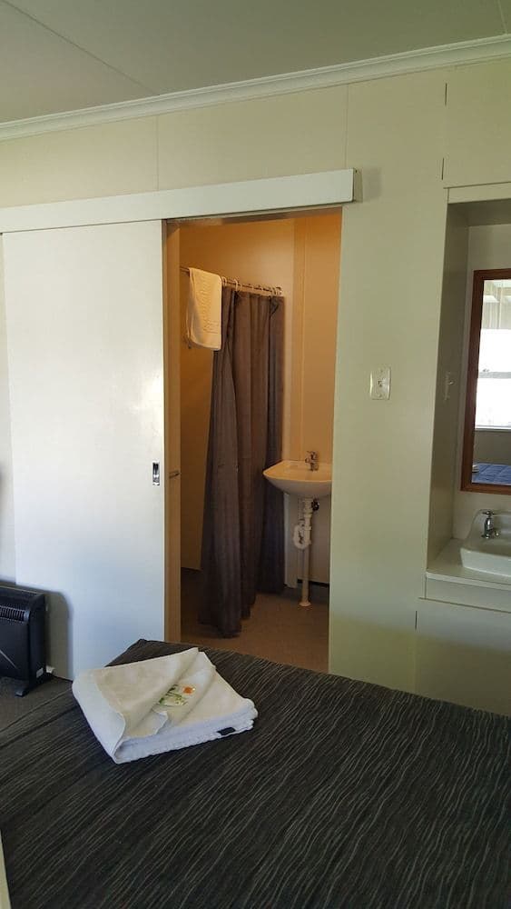 HIGH COUNTRY MOTEL AND BACKPACKERS