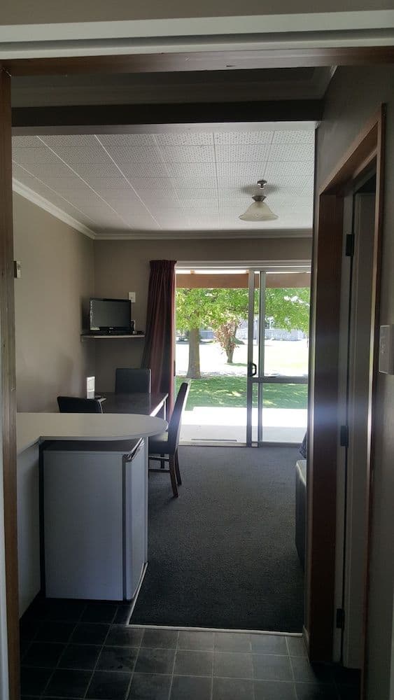 HIGH COUNTRY MOTEL AND BACKPACKERS