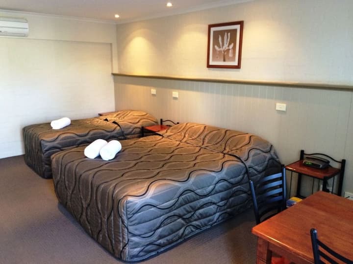 HERITAGE HOUSE MOTEL & UNITS