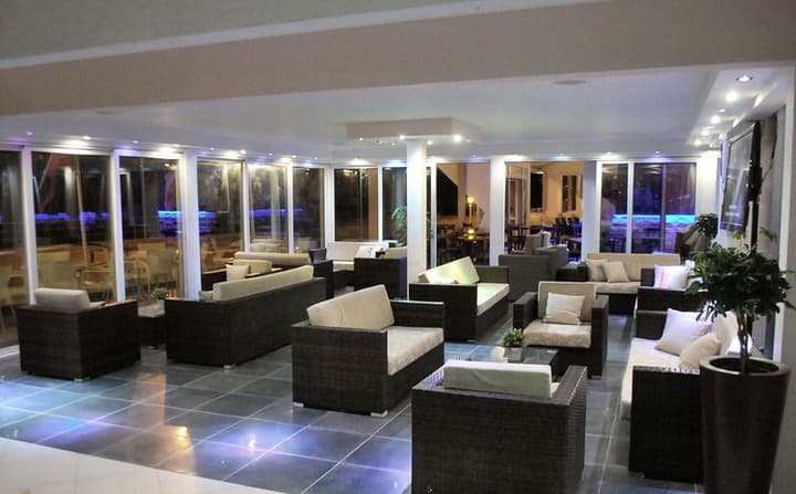 FLAMINGO BEACH HOTEL