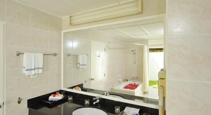 HOLIDAY ISLAND RESORT & SPA