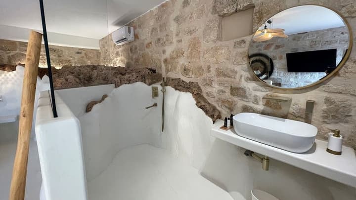 CAPARI SUITES