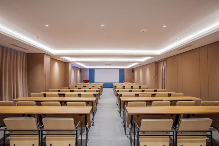 RAMADA BY WYNDHAM LUOYANG DOWNTOWN