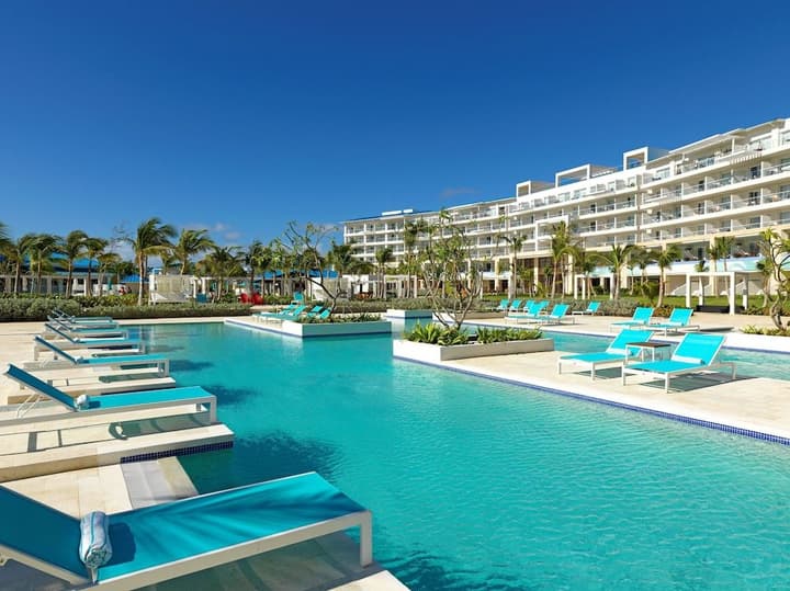 MARGARITAVILLE BEACH RESORT CAP CANA WAVE —AN ALL-INCLUSIVE EXPERIENCE FOR ALL