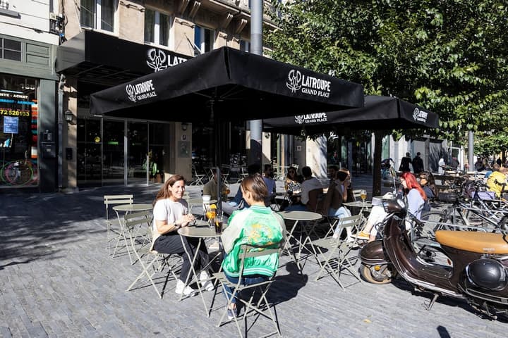 LATROUPE Grand Place Hostel