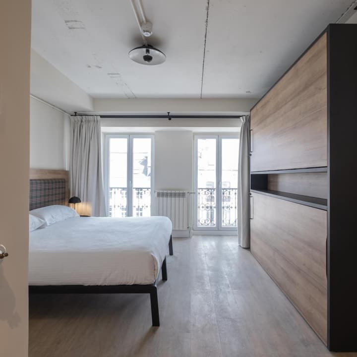 LATROUPE Grand Place Hostel