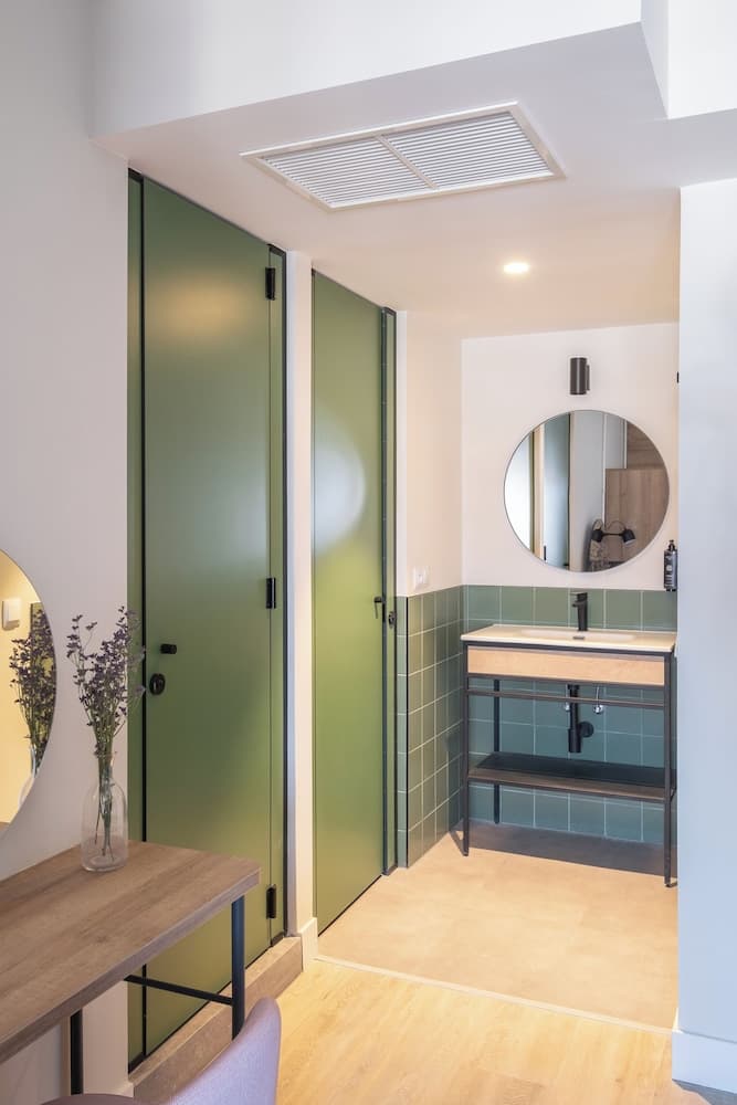 LATROUPE Grand Place Hostel