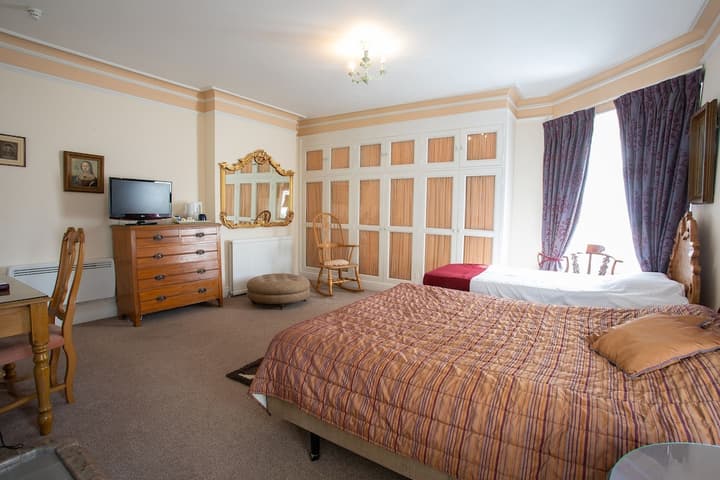 Oyo Fines Bayliwick Hotel