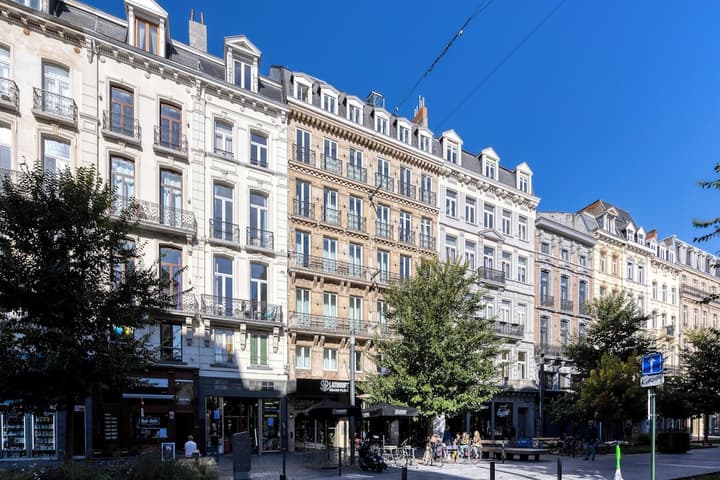 LATROUPE Grand Place Hostel