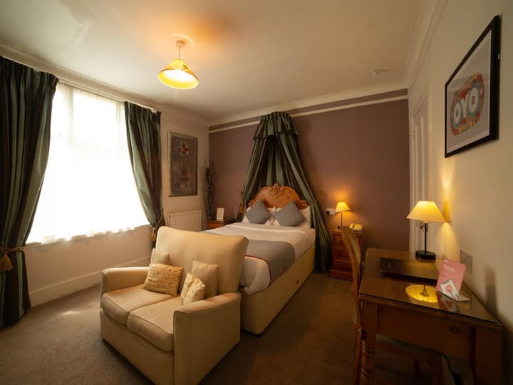 Oyo Fines Bayliwick Hotel