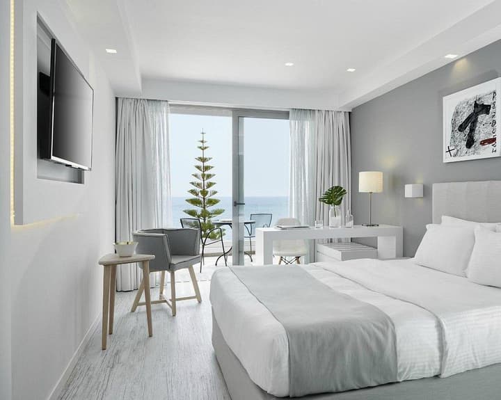  Lichnos Beach Hotel & Suites