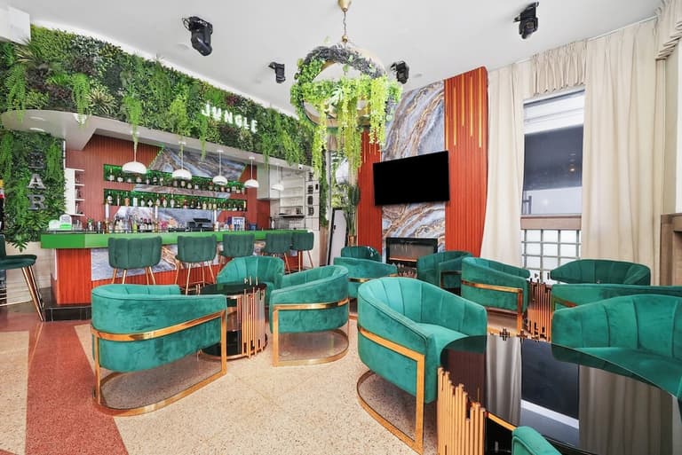 Chesterfield Hotel & Suites