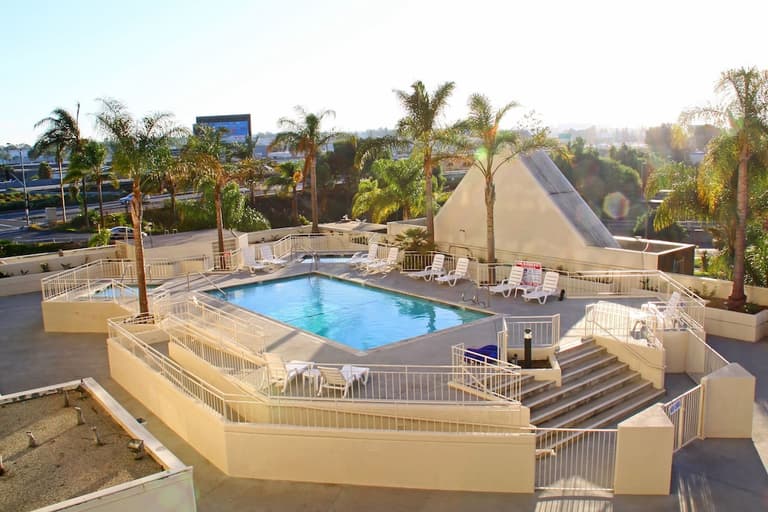 LA Crystal Hotel - Los Angeles Area