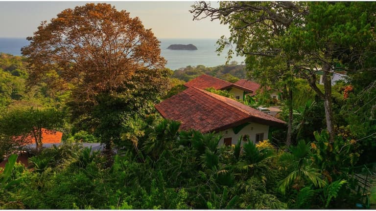 Si Como No Resort & Wildlife Refuge