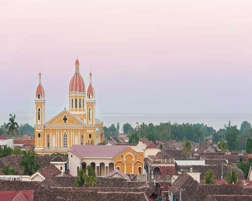 Kuva - Colonial church and horse-drawn carriage in Granada, Nicaragua