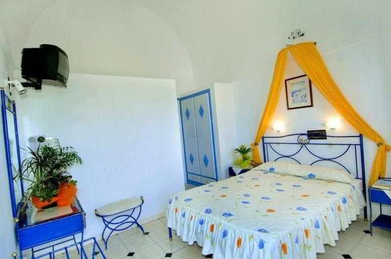 Deluxe Hotel Santorini