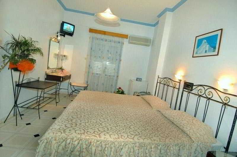 Deluxe Hotel Santorini
