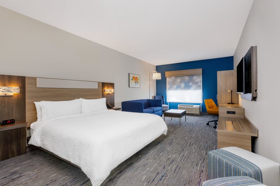 Holiday Inn Express & Suites Tampa Stadium – Airport Area by IHG