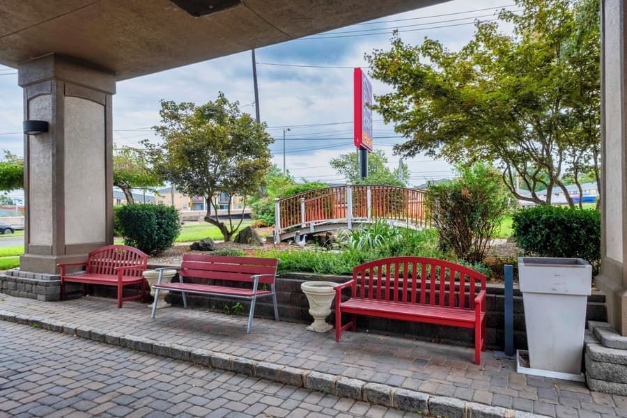 Red Roof Inn PLUS+ Woodbridge - Carteret