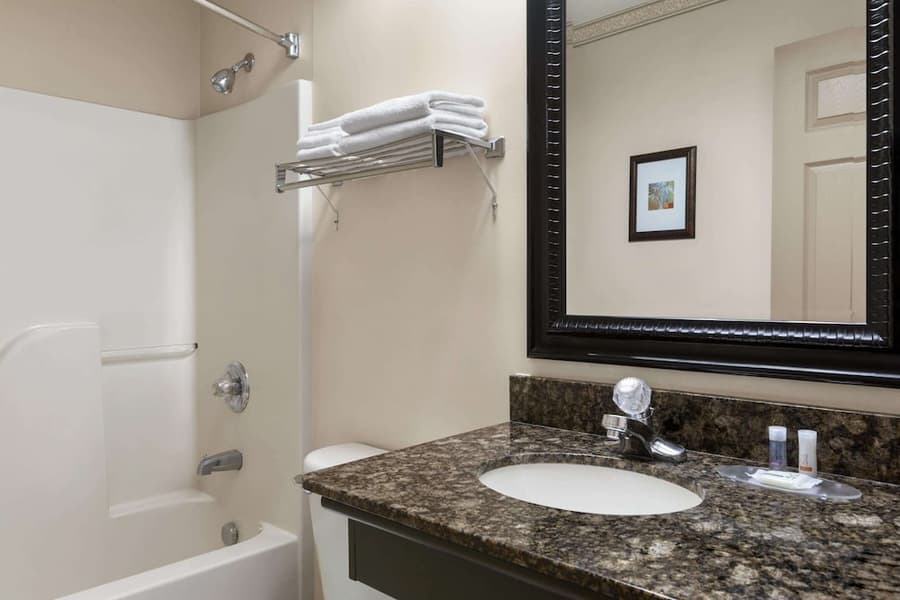 Days Inn & Suites by Wyndham Sault Ste. Marie ON