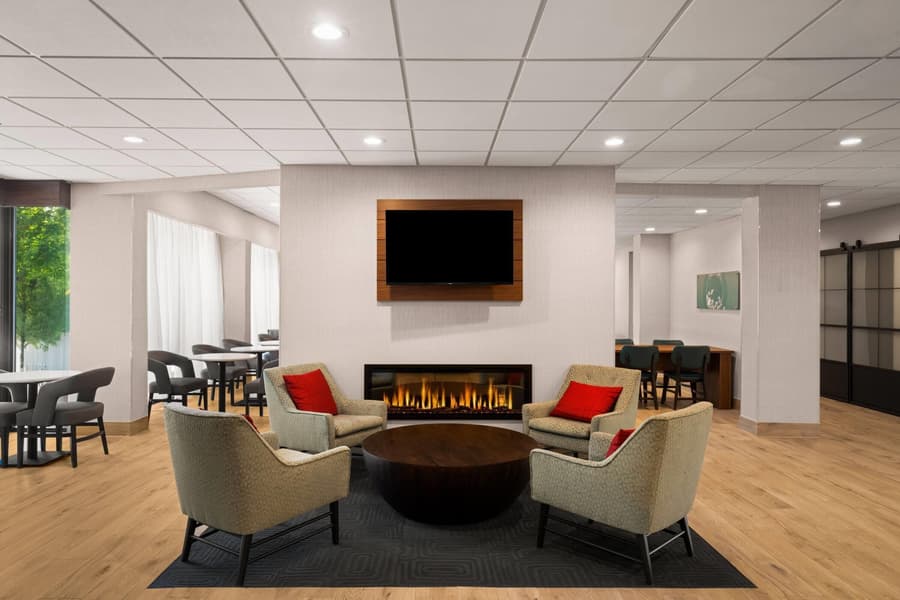 La Quinta Inn & Suites by Wyndham Nashville Airport/Opryland