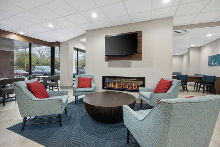 La Quinta Inn & Suites by Wyndham Nashville Airport/Opryland