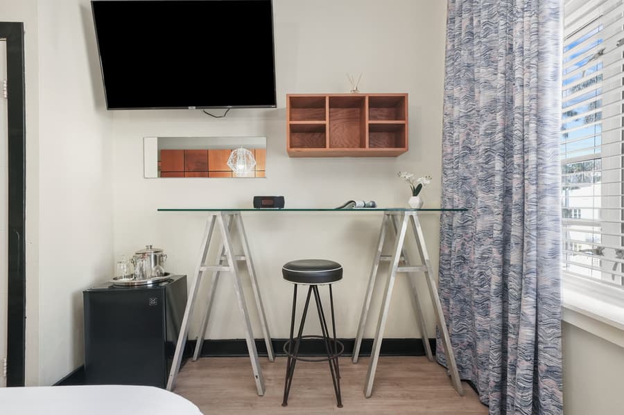 Chesterfield Hotel & Suites