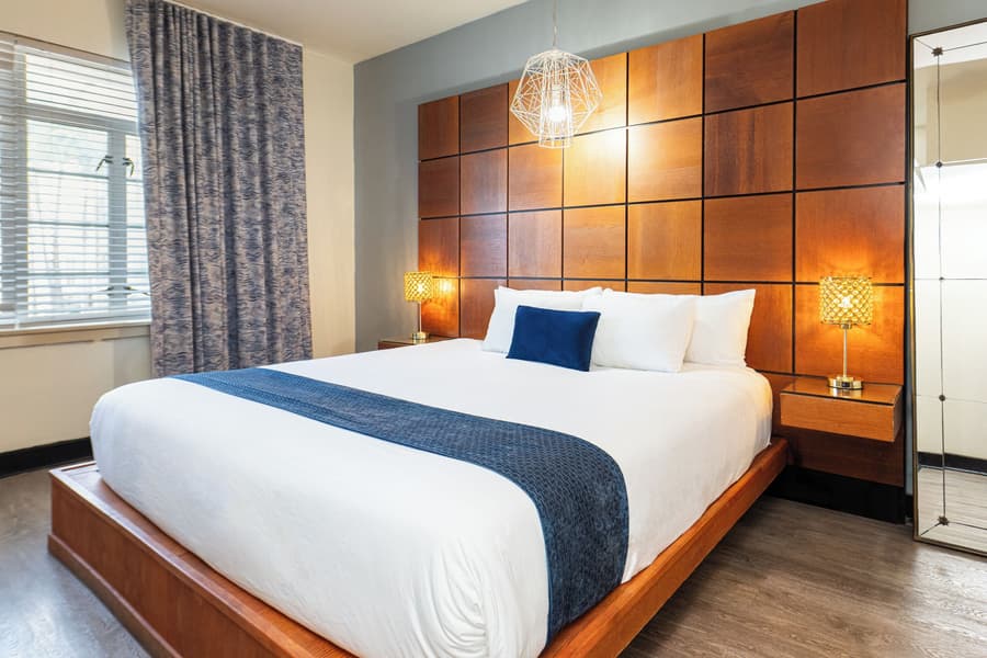 Chesterfield Hotel & Suites