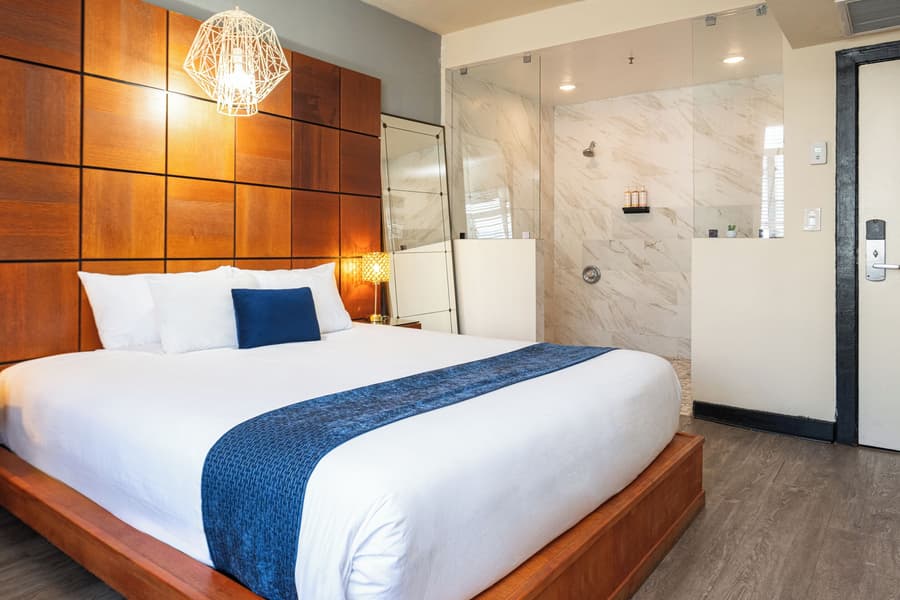 Chesterfield Hotel & Suites