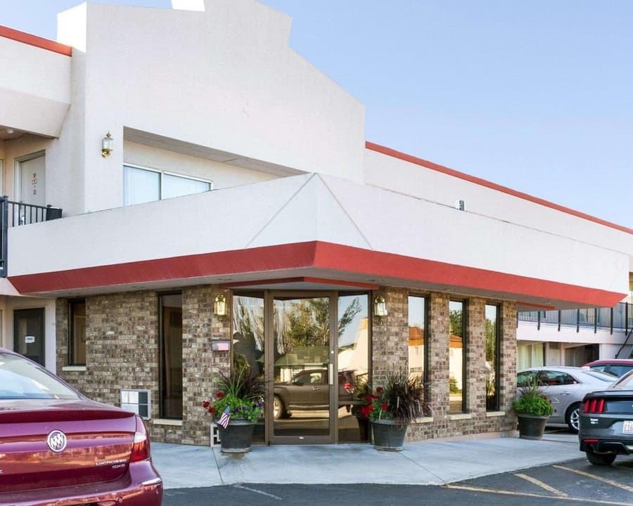 Econo Lodge Wall