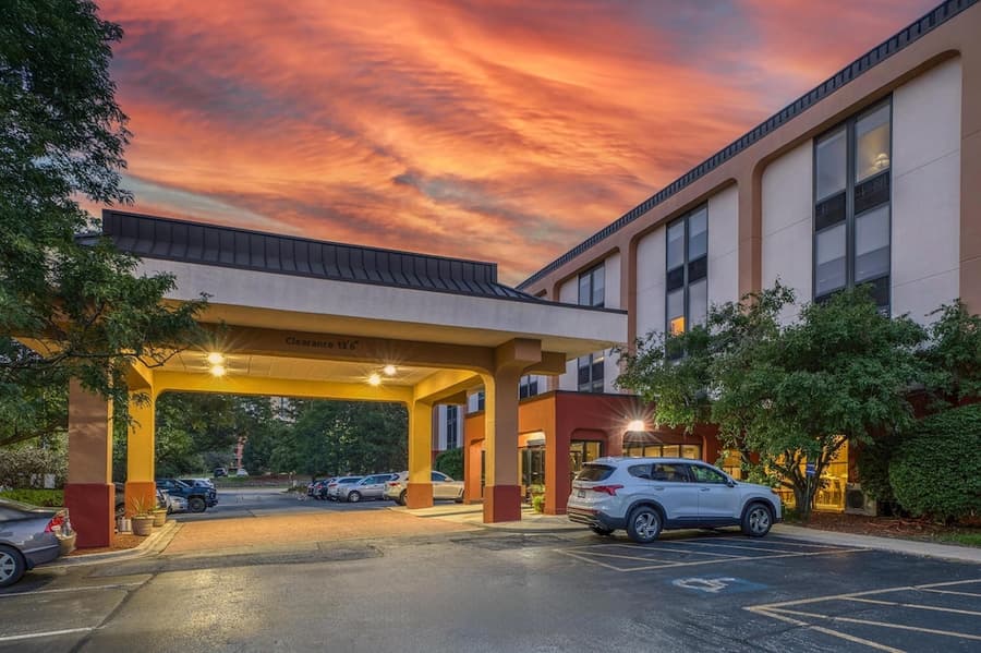SureStay Plus Hotel by Best Western Chicago Lombard