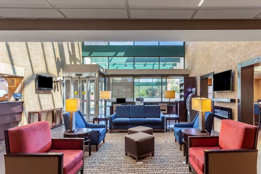 Comfort Suites Oakbrook Terrace near Oakbrook Center