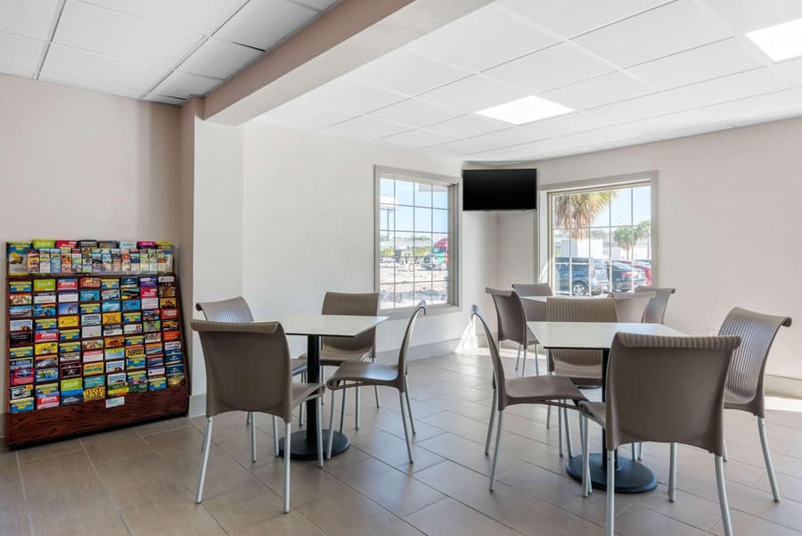 Econo Lodge Airport at RJ Stadium