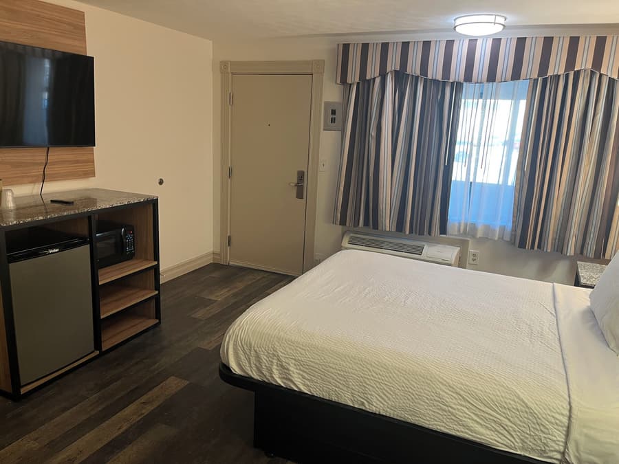 Howard Johnson by Wyndham Malden Boston Area