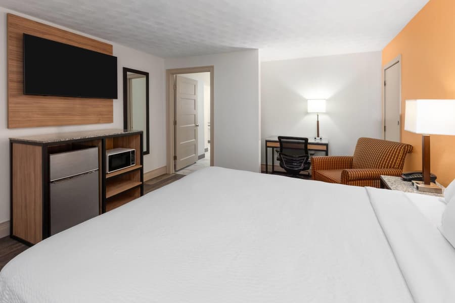 Howard Johnson by Wyndham Malden Boston Area