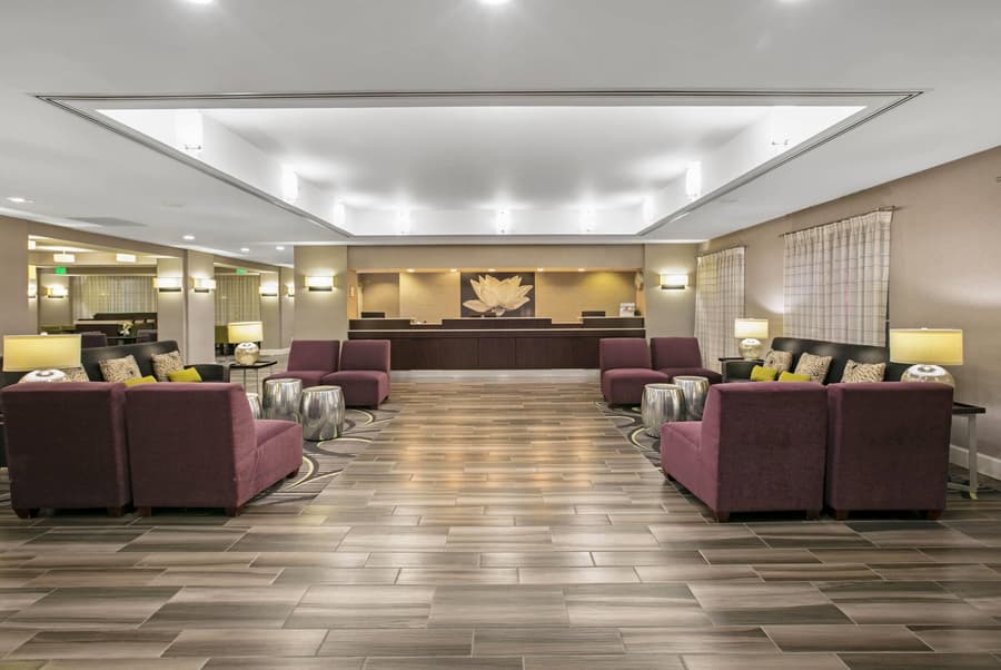 La Quinta Inn & Suites by Wyndham DFW Airport South / Irving