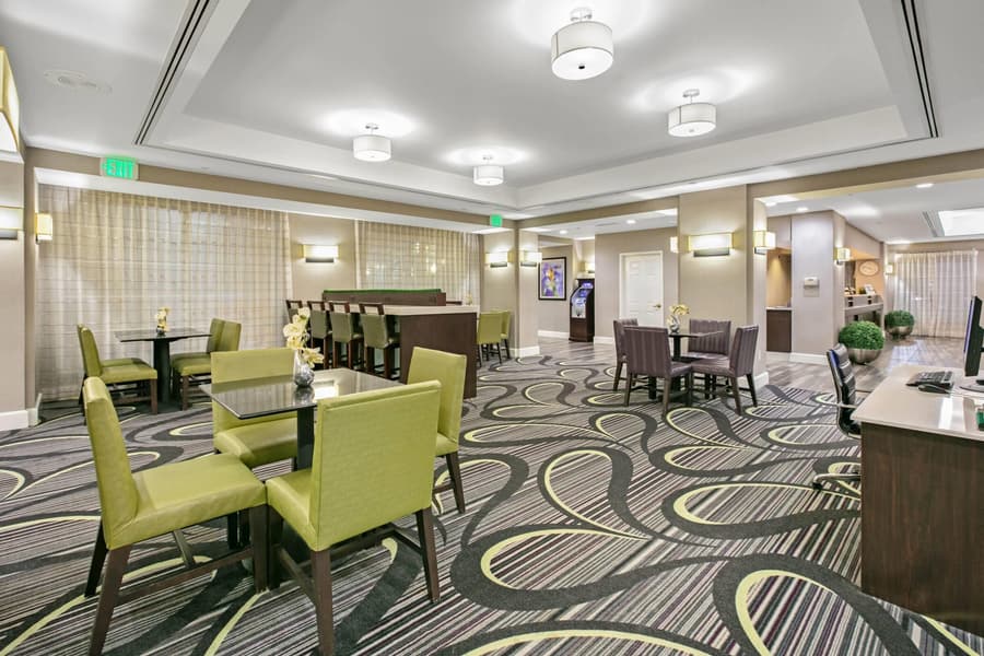La Quinta Inn & Suites by Wyndham DFW Airport South / Irving