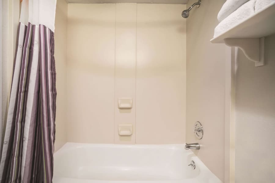 La Quinta Inn & Suites by Wyndham DFW Airport South / Irving