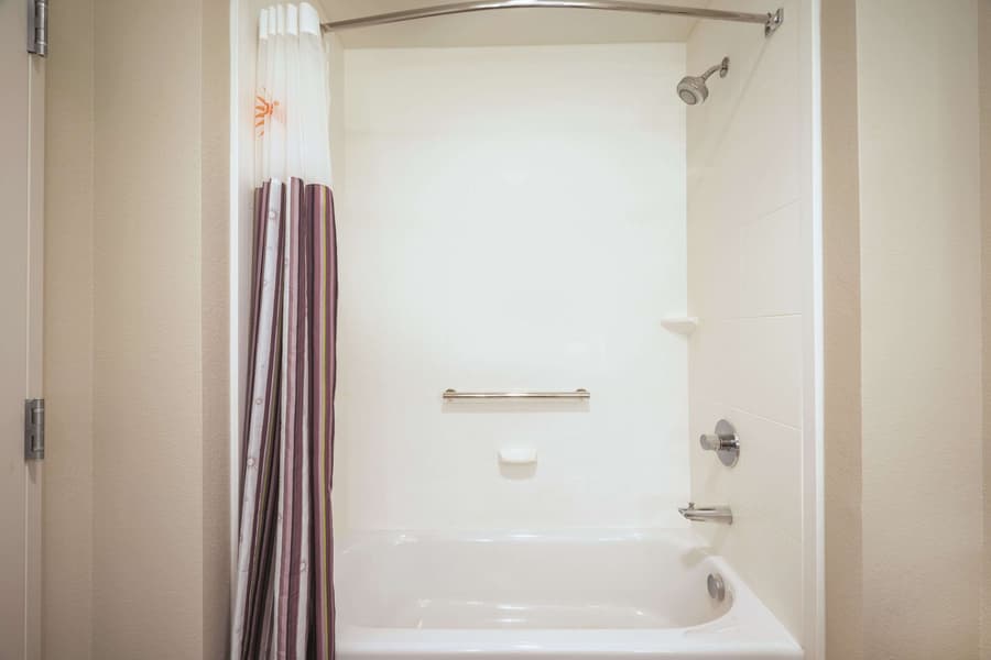 La Quinta Inn & Suites by Wyndham DFW Airport South / Irving