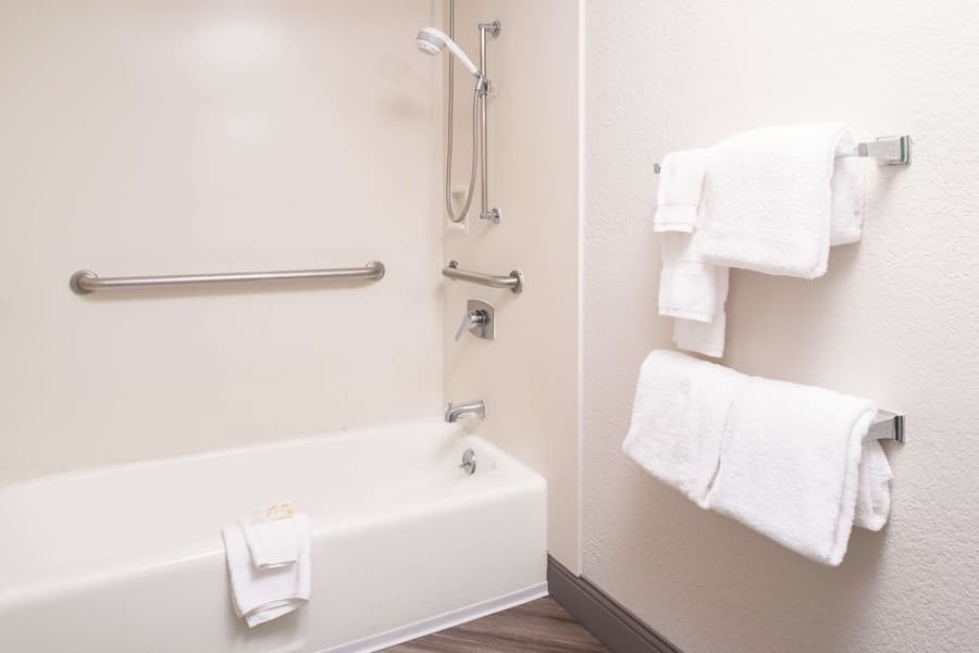 La Quinta Inn & Suites by Wyndham DFW Airport South / Irving