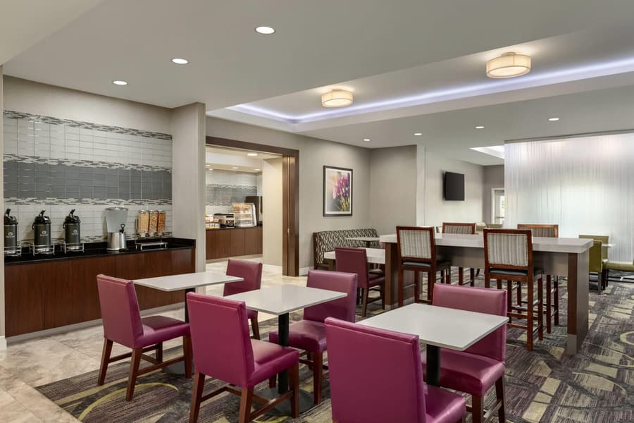 La Quinta Inn & Suites by Wyndham Arlington North 6 Flags Dr