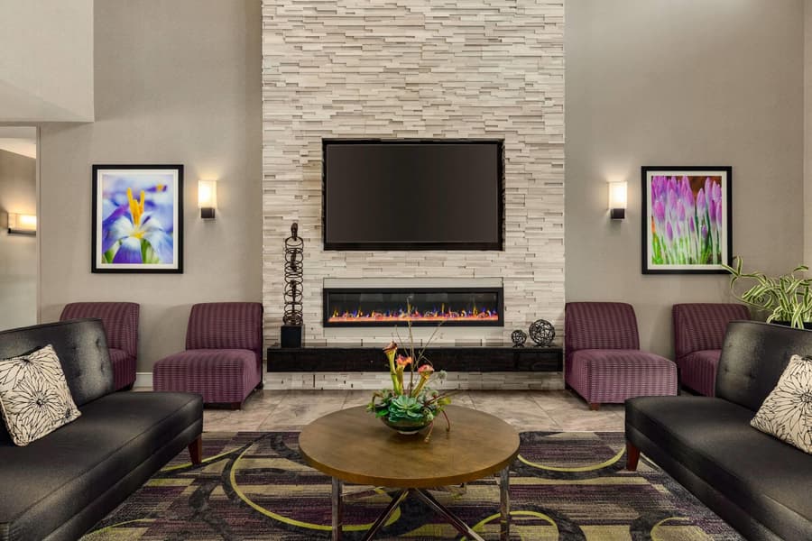La Quinta Inn & Suites by Wyndham Arlington North 6 Flags Dr